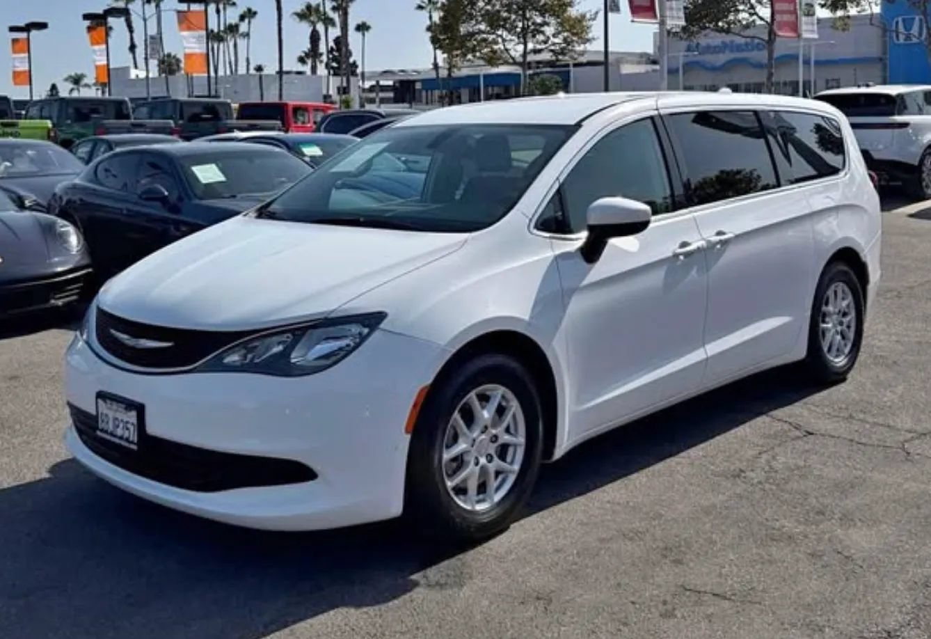 Used 2017 Chrysler Pacifica Touring FWD image 2