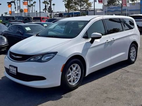Used 2017 Chrysler Pacifica Touring FWD image 2