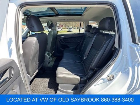 Used 2022 Volkswagen Tiguan SE w/ Panoramic Sunroof Package image 9