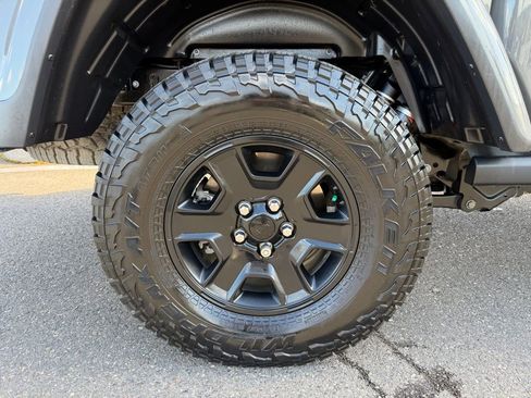 Used 2023 Jeep Gladiator Mojave w/ LED Lighting Group AWD/4WD image 9