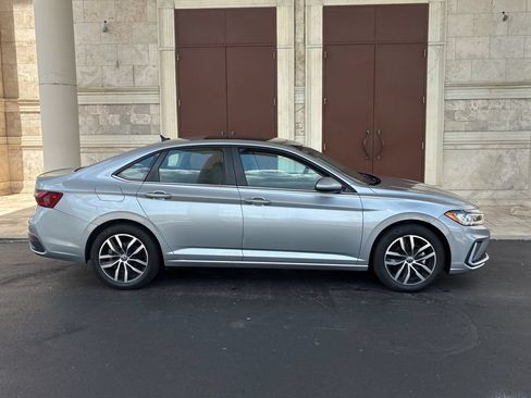 Used 2025 Volkswagen Jetta SE FWD image 3