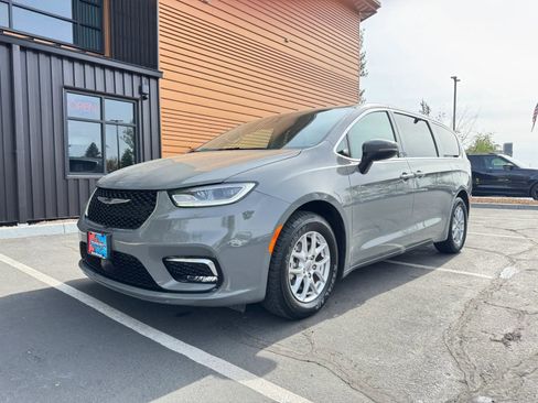 Used 2023 Chrysler Pacifica Touring-L FWD image 1
