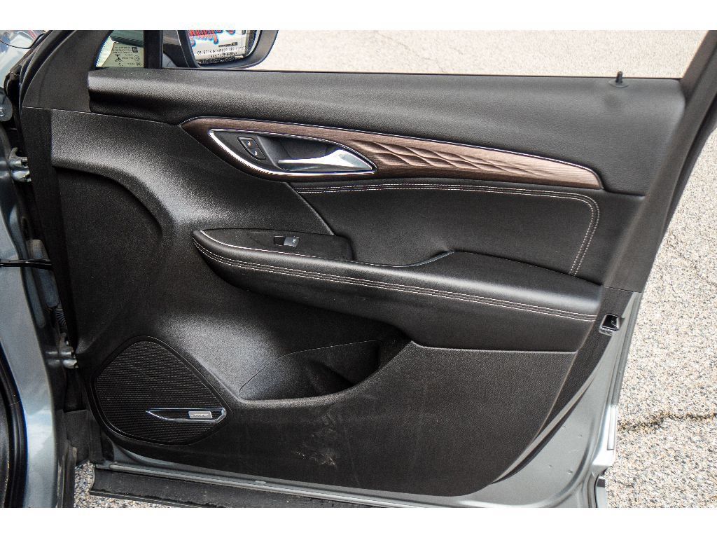 Used 2023 Buick Envision Avenir AWD/4WD image 18