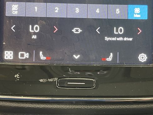 Used 2024 Volvo XC40 B5 Plus image 33