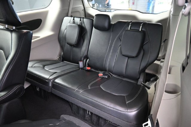 Used 2024 Chrysler Pacifica Limited FWD image 13