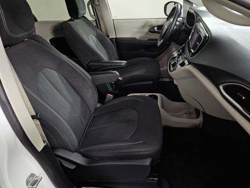 Used 2022 Chrysler Voyager LX FWD image 26