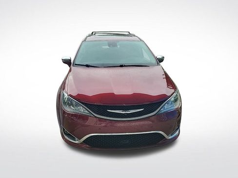 Used 2018 Chrysler Pacifica Limited w/ Tire & Wheel Group FWD image 2