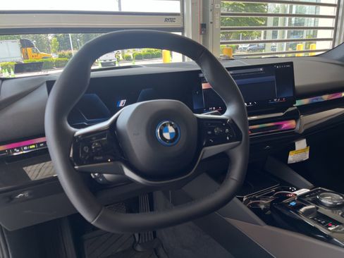 Used 2025 BMW i5 xDrive40 w/ Premium Package image 11