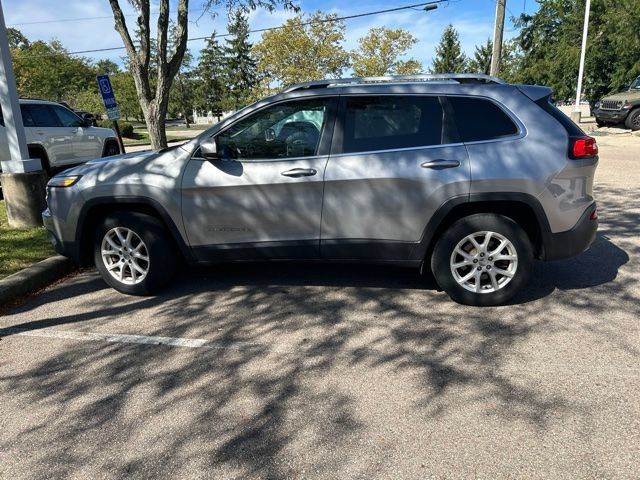 Used 2016 Jeep Cherokee Latitude w/ Cold Weather Group AWD/4WD image 12