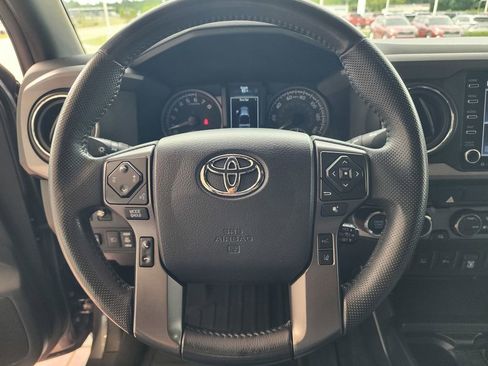 Used 2021 Toyota Tacoma TRD Off-Road w/ Technology Package AWD/4WD image 18