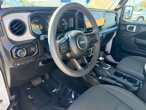 Used 2024 Jeep Wrangler Unlimited image 25