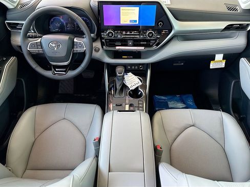 New 2026 Toyota Highlander Platinum AWD/4WD image 13