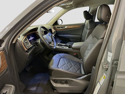 Used 2025 Volkswagen Atlas SE image 13