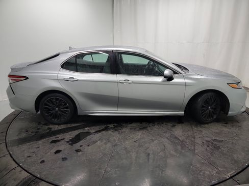 Used 2019 Toyota Camry SE w/ Carpet Mat Package image 11