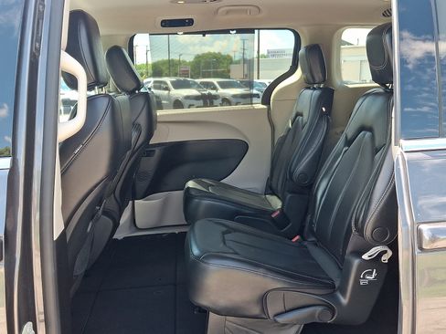 Certified 2023 Chrysler Pacifica Touring-L FWD image 11