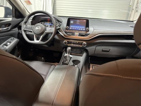Used 2025 Nissan Altima 2.5 SV FWD image 12