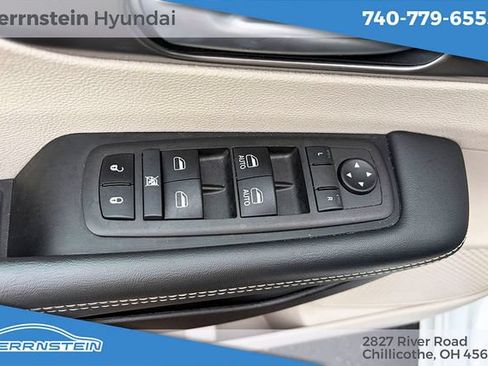 Used 2024 Chrysler Pacifica Touring-L FWD image 14