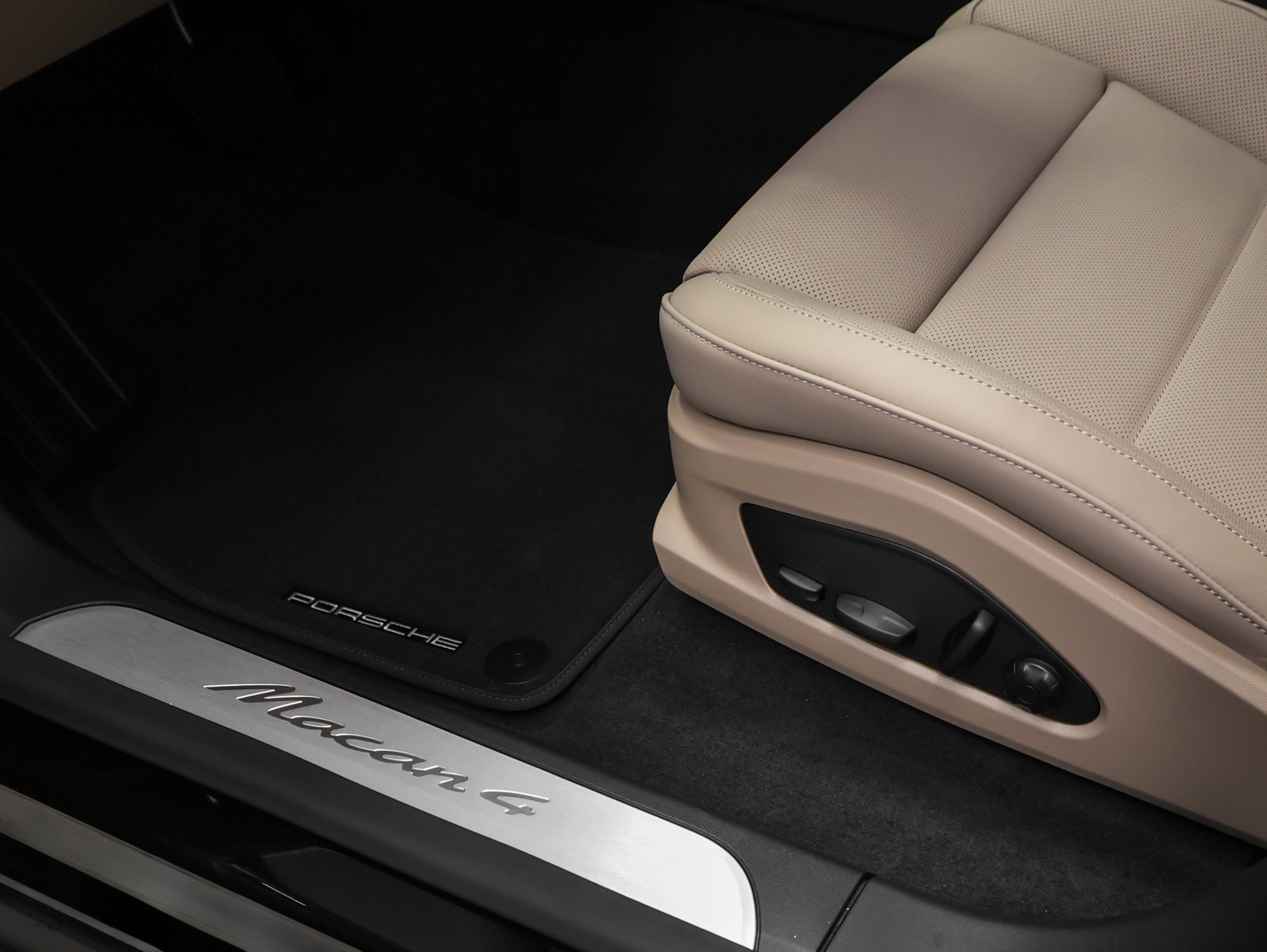 Certified 2026 Porsche Macan 4 Electric AWD/4WD image 29
