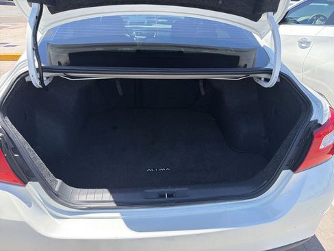 Used 2016 Nissan Altima 3.5 SL w/ 3.5 Technology Package FWD image 9