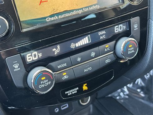 Used 2019 Nissan Rogue SV FWD image 18