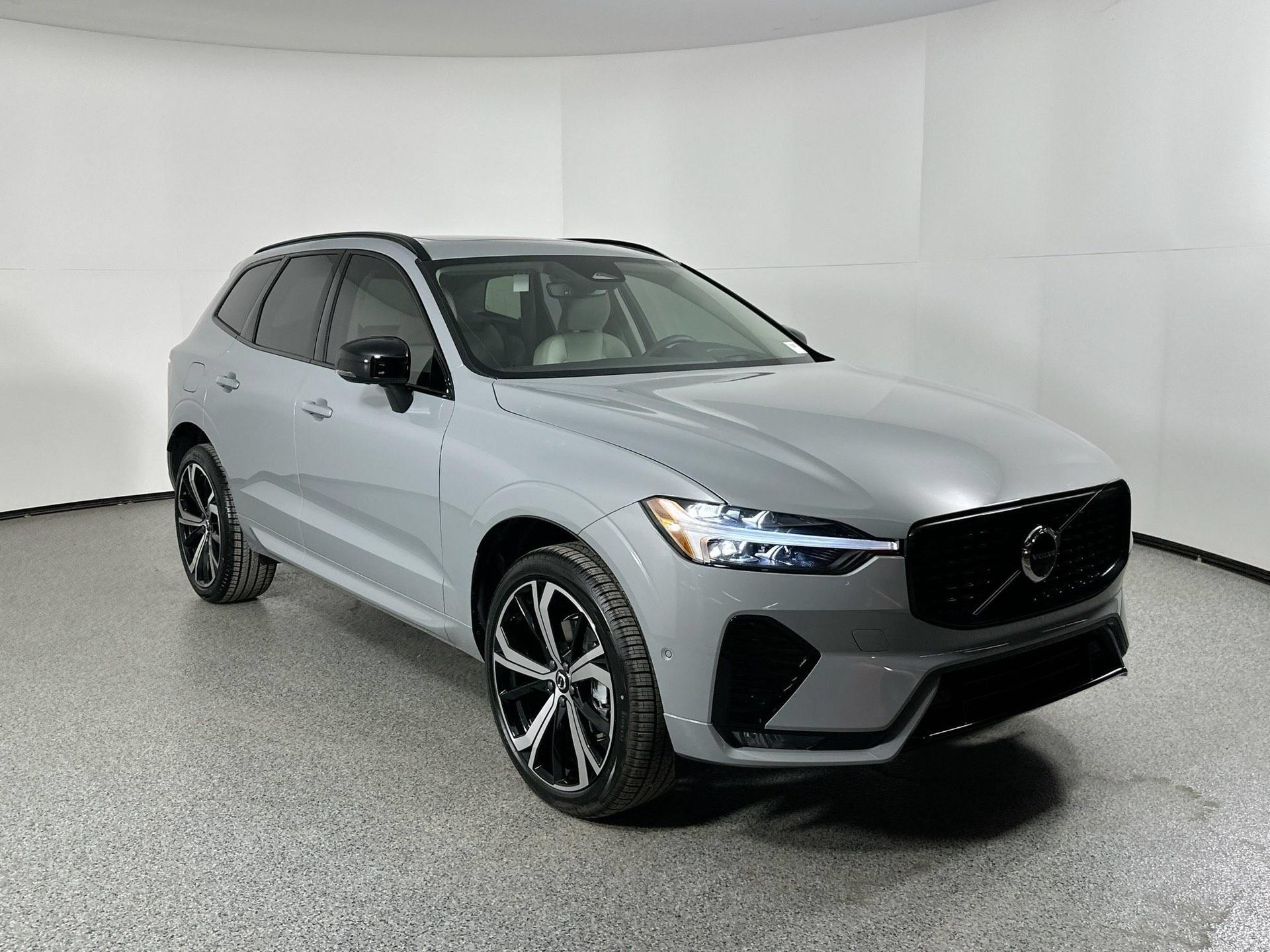 Certified 2025 Volvo XC60 B5 Ultra w/ Protection Package Premier AWD/4WD image 3