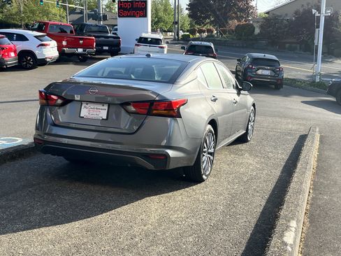 Used 2025 Nissan Altima 2.5 SV FWD image 7