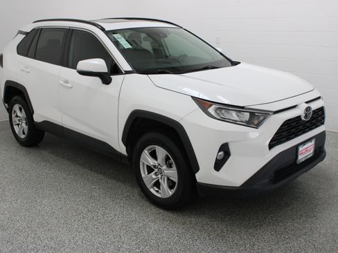 Used 2020 Toyota RAV4 XLE w/ Convenience Package FWD image 4