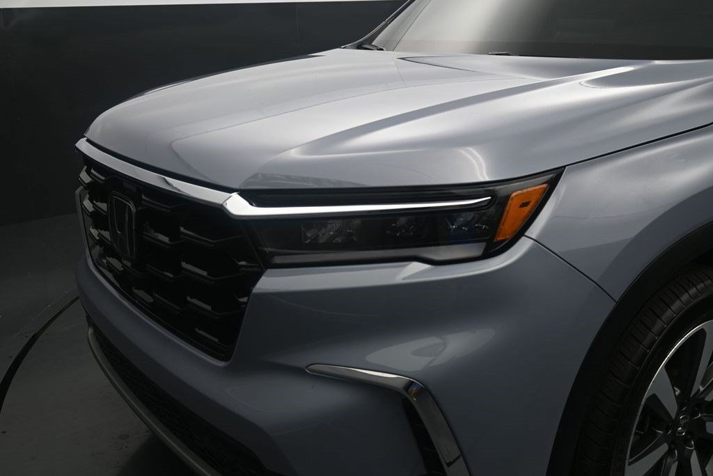 Used 2025 Honda Pilot Touring image 9