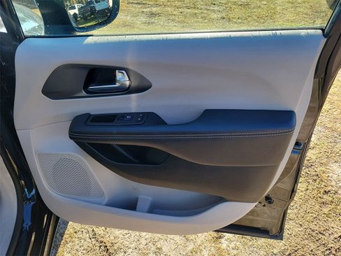 Used 2023 Chrysler Pacifica Touring-L image 36