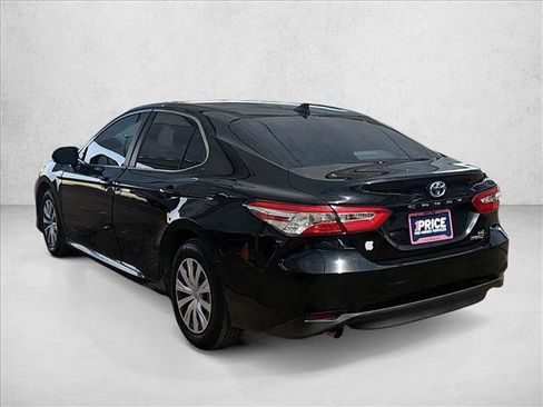 Used 2019 Toyota Camry LE image 3