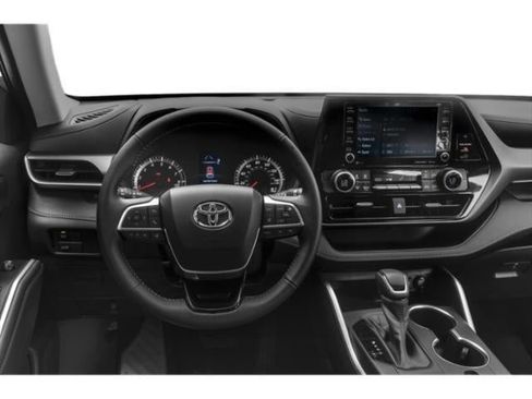 Used 2021 Toyota Highlander LE AWD/4WD image 7