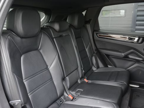 Certified 2023 Porsche Cayenne AWD/4WD image 33