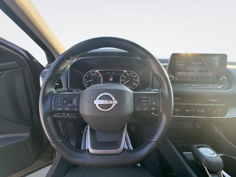 Used 2025 Nissan Rogue SV AWD/4WD image 16