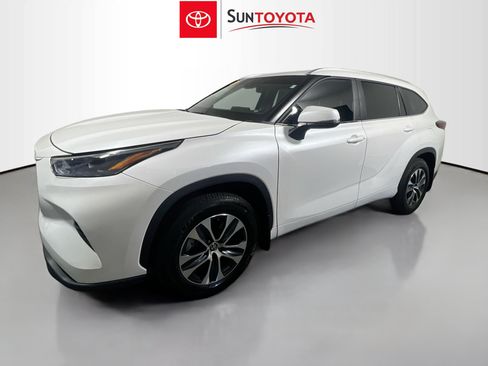 Used 2024 Toyota Highlander XLE FWD image 9