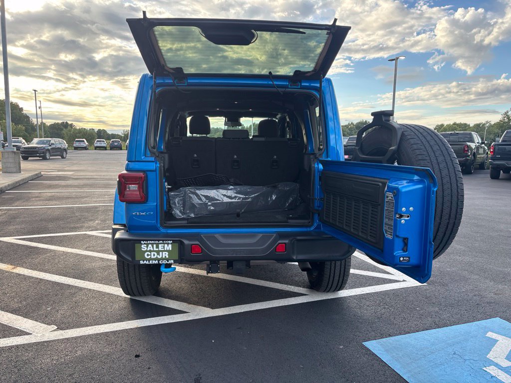 Used 2024 Jeep Wrangler Unlimited Sahara AWD/4WD image 9
