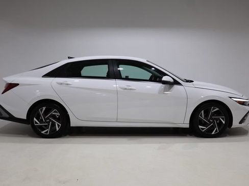 Used 2025 Hyundai Elantra Limited FWD image 8