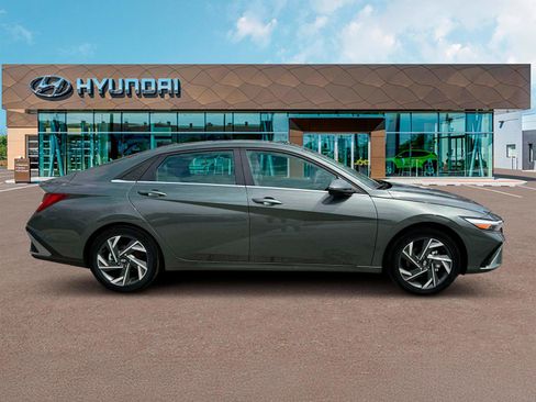 Used 2025 Hyundai Elantra Limited FWD image 9