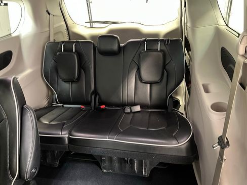 Used 2023 Chrysler Pacifica Limited image 31