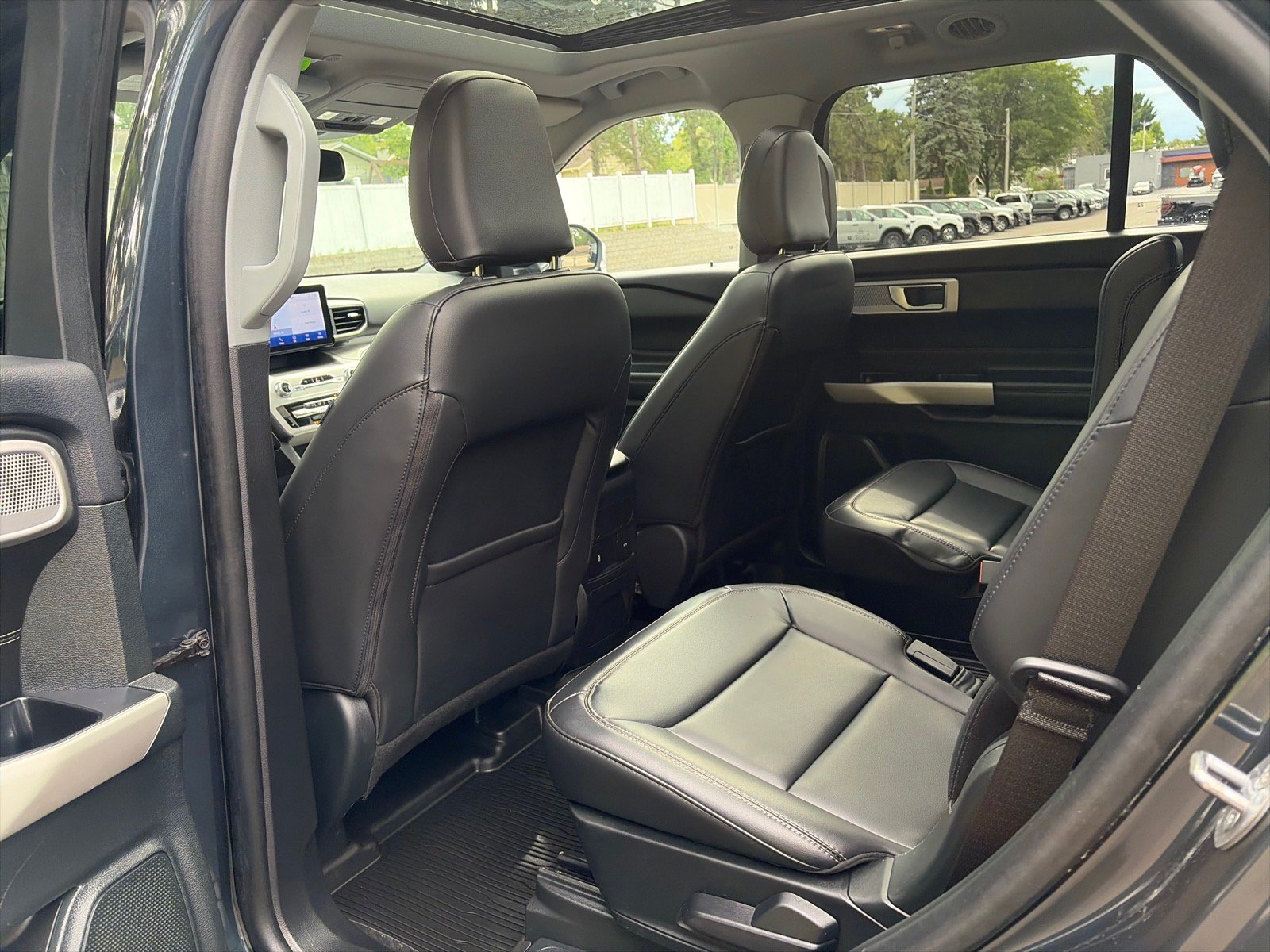 Used 2024 Ford Explorer XLT w/ Equipment Group 202A AWD/4WD image 10