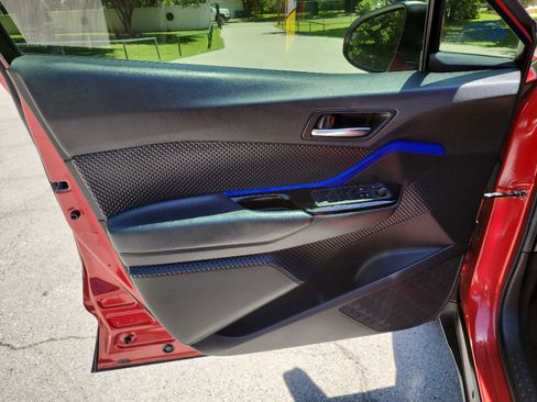Used 2021 Toyota C-HR XLE FWD image 10