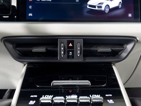 Certified 2024 Porsche Cayenne Coupe AWD/4WD image 33