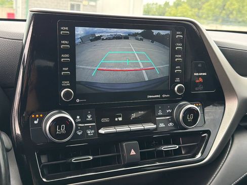 Used 2021 Toyota Highlander XLE AWD/4WD image 36
