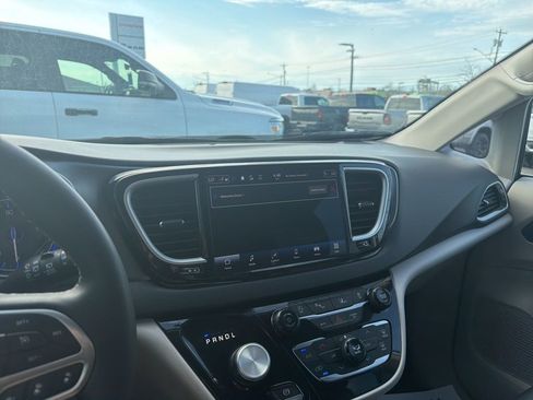 Used 2024 Chrysler Pacifica Touring-L FWD image 25