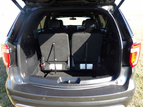 Used 2016 Ford Explorer XLT w/ Equipment Group 202A image 9