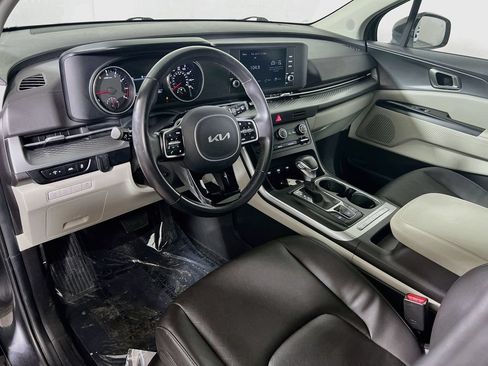 Used 2024 Kia Carnival LX FWD image 9