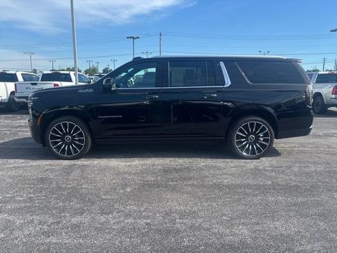 Used 2026 Chevrolet Suburban High Country AWD/4WD image 4