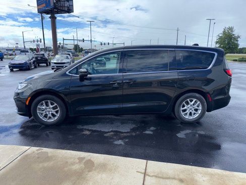 Used 2023 Chrysler Pacifica Touring-L FWD image 6