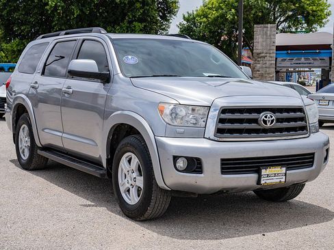 Used 2017 Toyota Sequoia SR5 w/ Premium Package RWD image 3