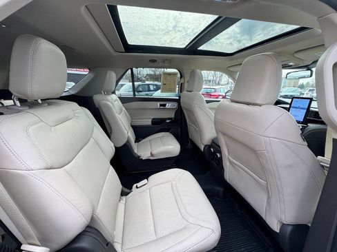 Used 2023 Ford Explorer Platinum w/ Technology Package AWD/4WD image 31