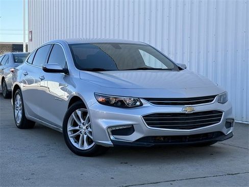 Used 2018 Chevrolet Malibu LT image 2